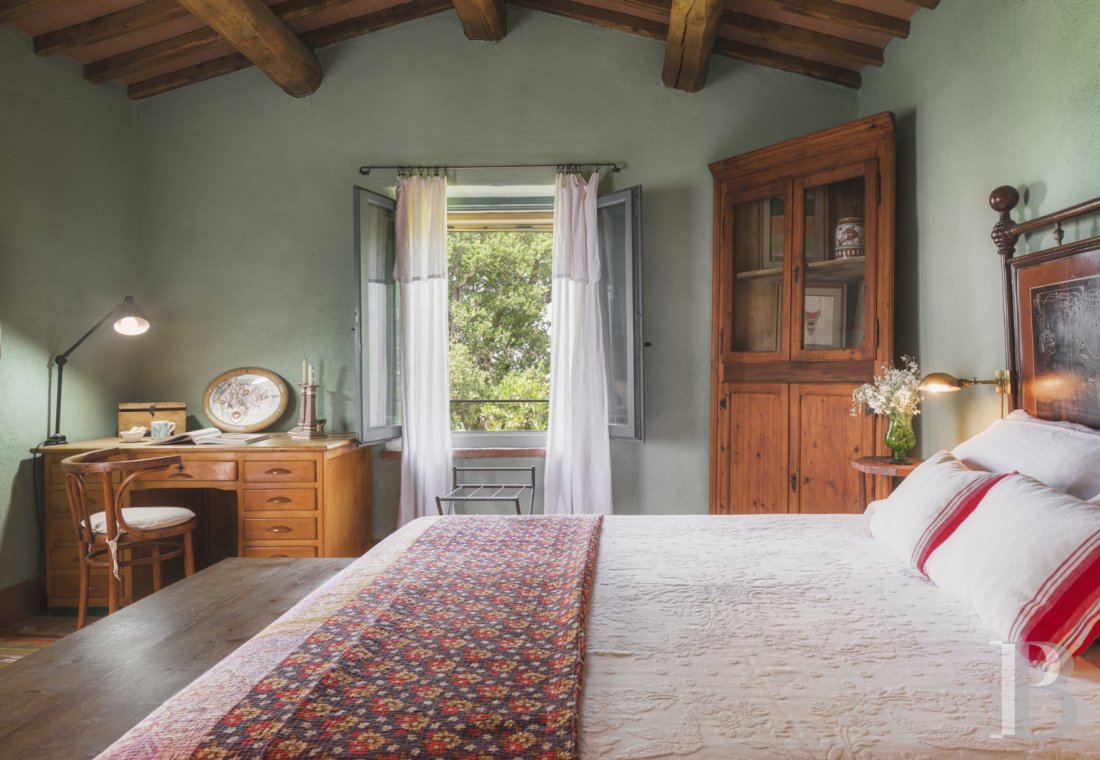 An old olive grove farmhouse restored to its former glory, overlooking the countryside in the Val d'Orcia in Tuscany - photo  n°34